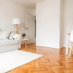 White - Free Parking Apartment